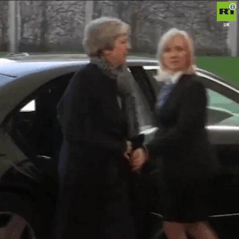 受冷落?特雷莎·梅抵柏林参加脱欧谈判,默克尔却没有出来迎接