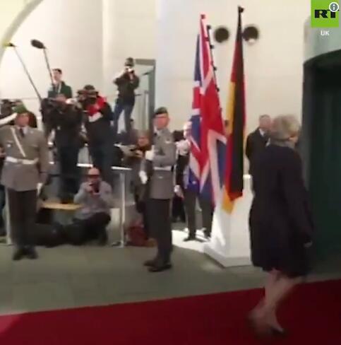 受冷落?特雷莎·梅抵柏林参加脱欧谈判,默克尔却没有出来迎接