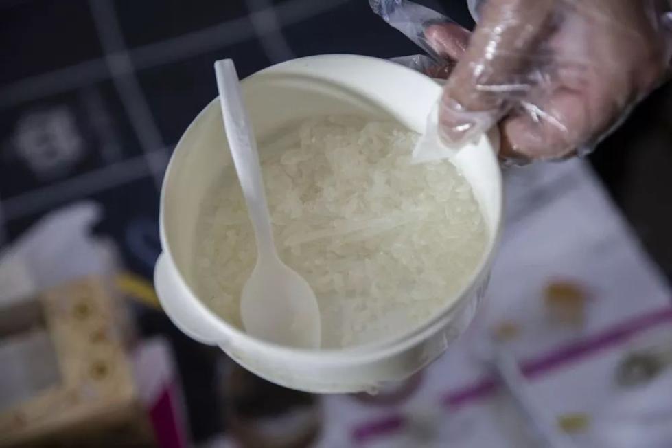 事发今晨：嫌犯挥舞凶器疯狂拒捕，危急时刻，民警果断开枪