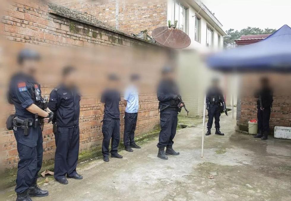 事发今晨：嫌犯挥舞凶器疯狂拒捕，危急时刻，民警果断开枪