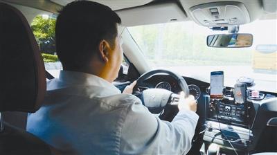 网约车司机月入近万元:现在的生活比在外打工强多了